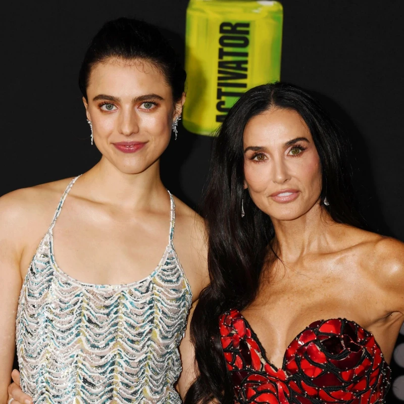 Margaret Qualley i Demi Moore 