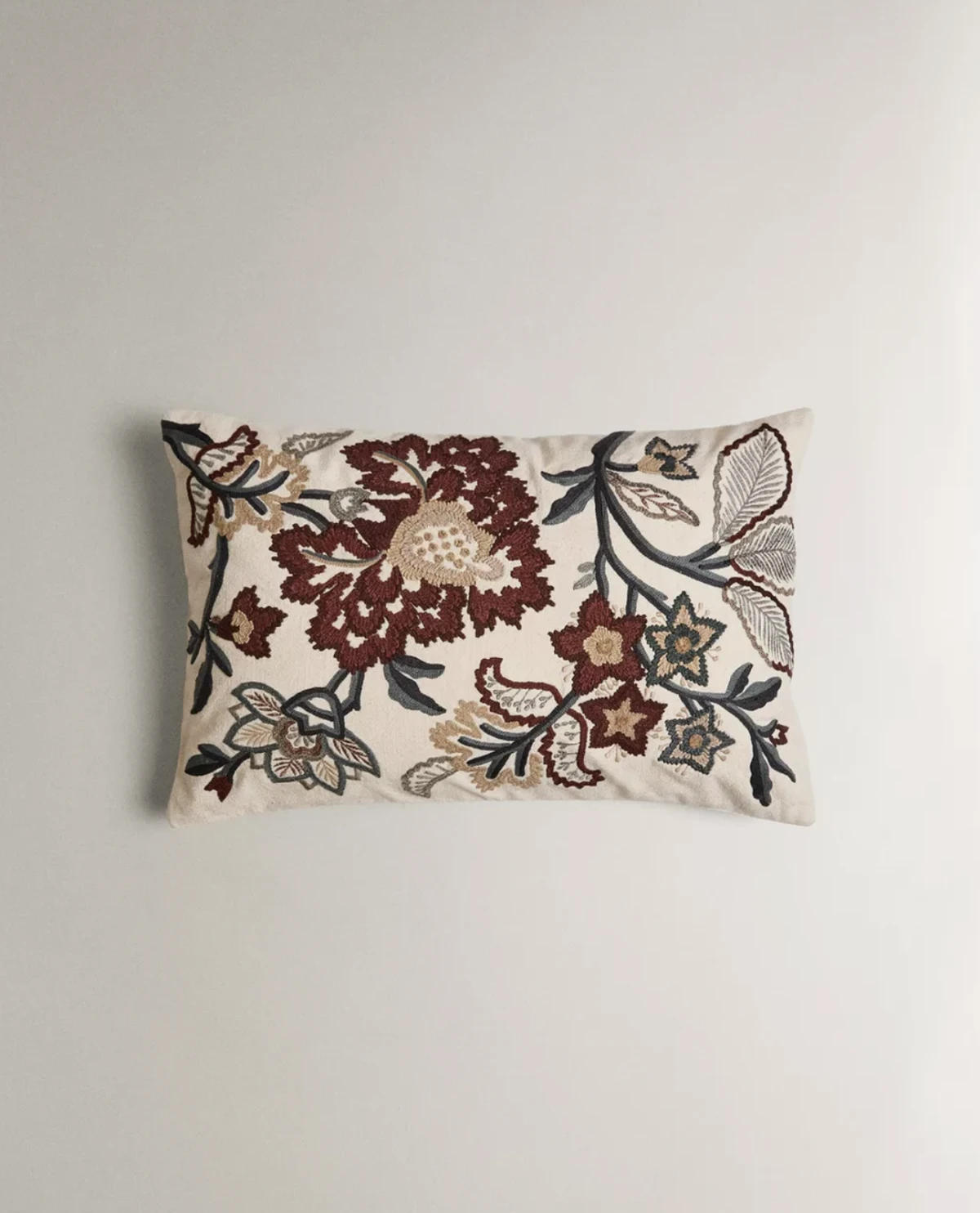 ZARA HOME UKRASNA JASTUČNICA S CVJETNIM VEZOM 59,99 € 