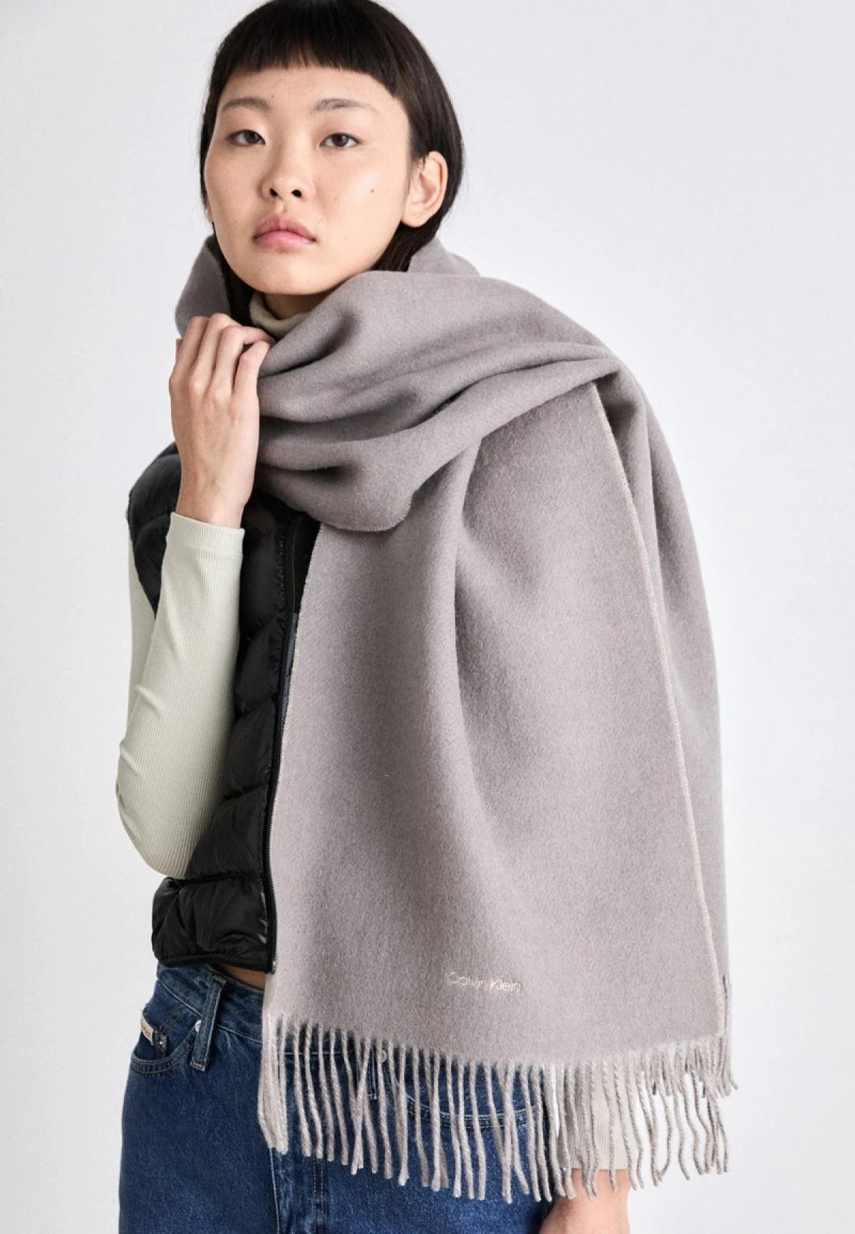 CALVIN KLEIN FRINGES TWO TONE SCARF 57,95https://www.zalando.hr/calvin-klein-fringes-two-tones-scarf-marama-cindergray-morn-6ca51g06b-c11.html