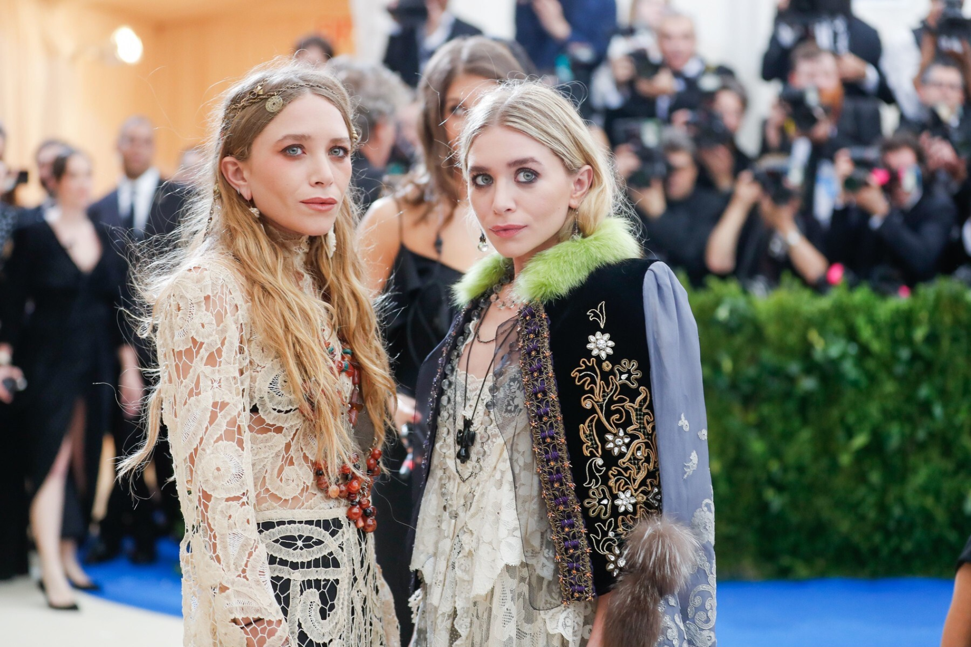 Mary-Kate Olsen, Ashley Olsen