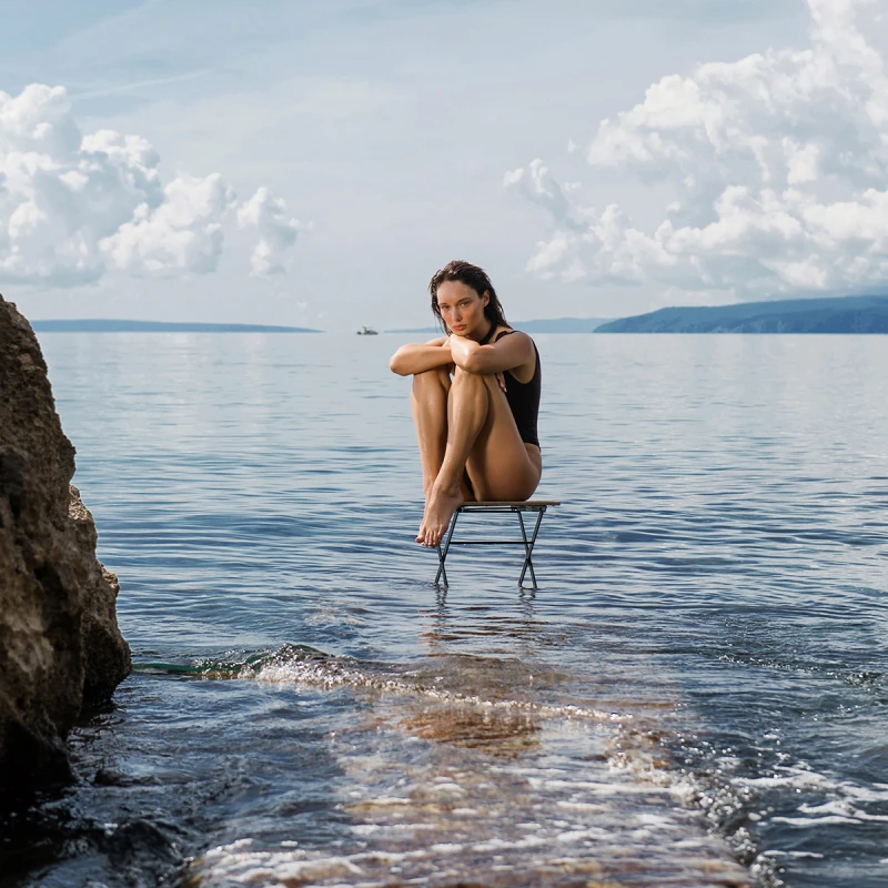 Model: Katarina Filipović, Styling: Ana Nikačević, Šminka: Saša Joković, Kosa: Zvonimir Franić, Asistentica stilistice: Lorena Gačević, Kreativno vodstvo: iva Gradišer.