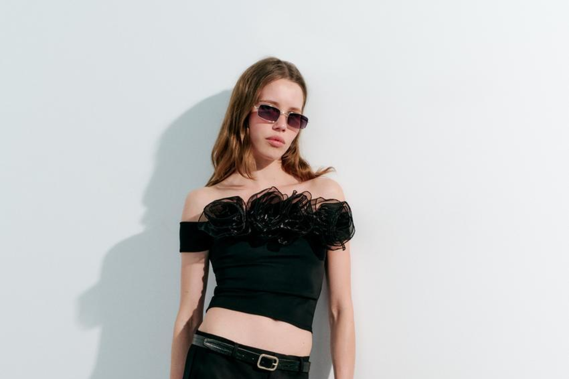 CROP TOP S CVIJEĆEM OD ORGANZE 4,99 EUR