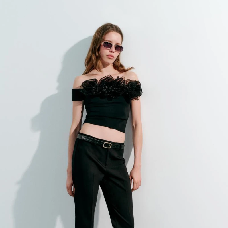 CROP TOP S CVIJEĆEM OD ORGANZE 4,99 EUR