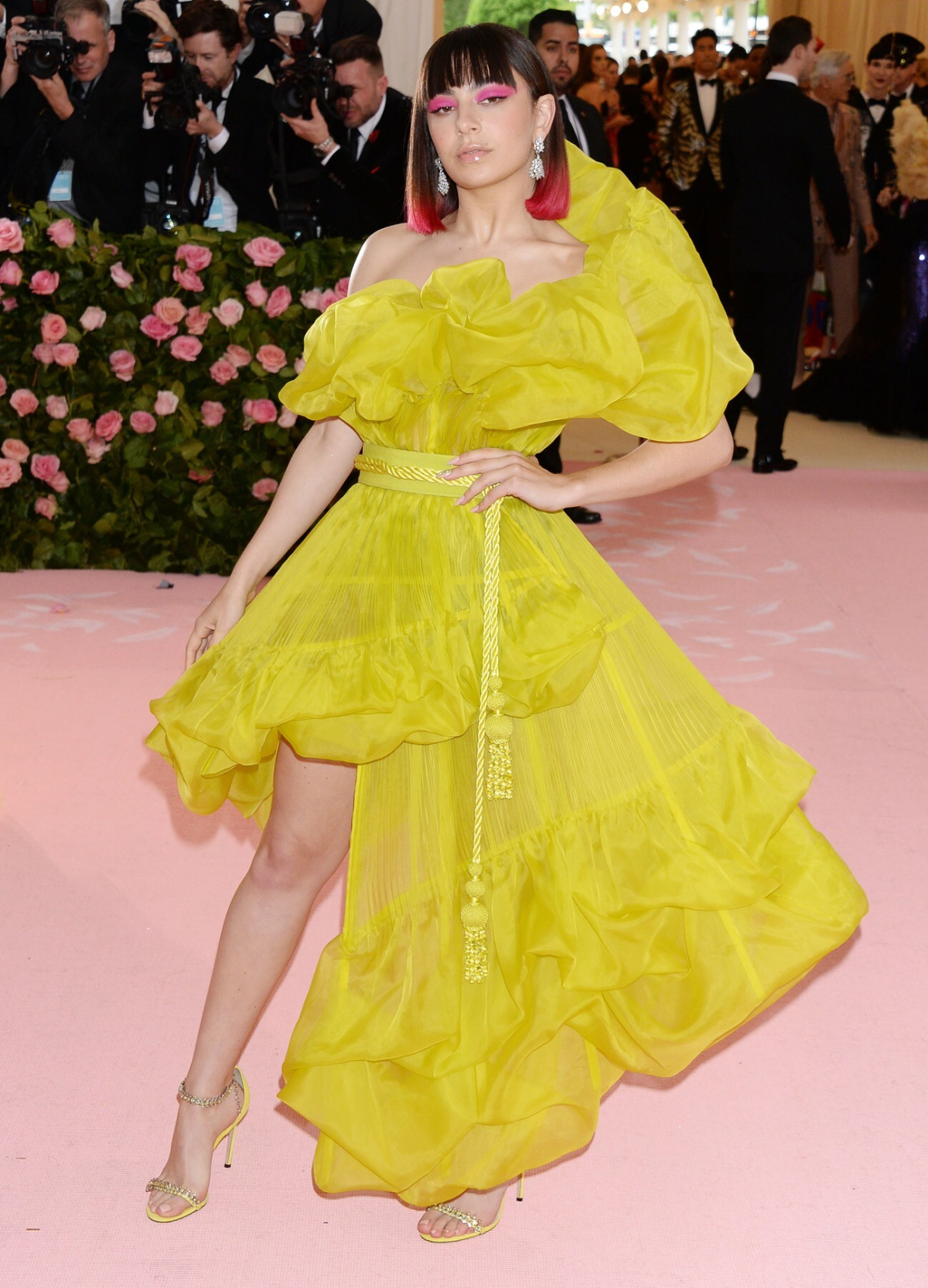 Charli xcx na met gali 2019. pod temom camp u jean paul gaultier couture